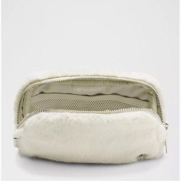 Lululemon Everywhere Belt Bag - Plush Fleece - Picture 3 of 5